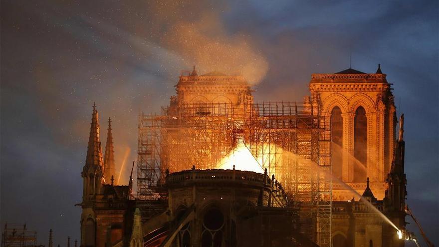 Un incendio destruye la armadura de cubierta de Notre Dame