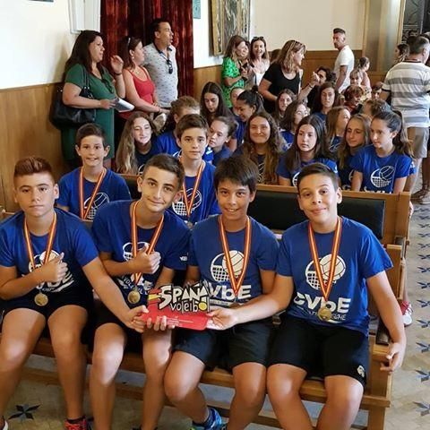 Los campeones de España de Voleibol alevín masculino de Elche, en la recepción en el Ayuntamiento