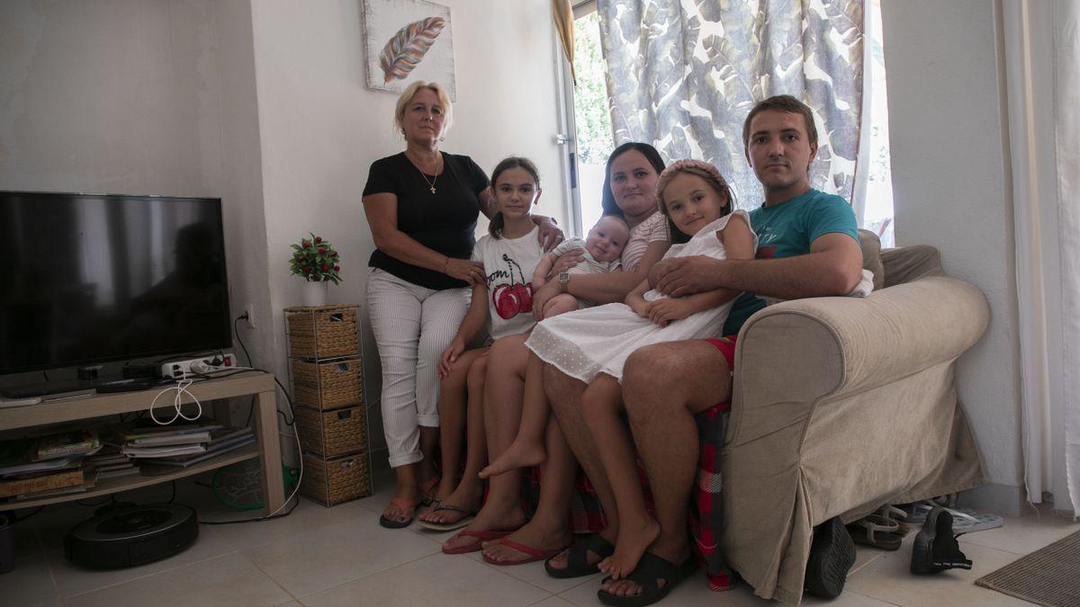 Sergio con su familia en un chalet de la Cañada. /  MIGUEL ANGEL MONTESINOS