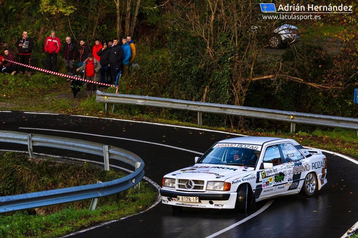 Óscar Menéndez en su Mercedes durante una carrera