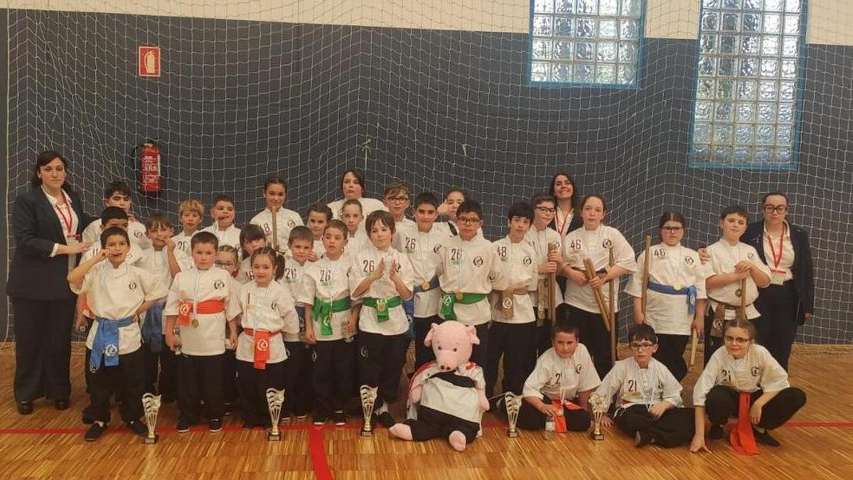 Equipo del Kung Tai en el provincial de Mos.