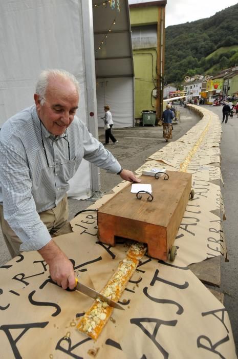 La tosta más grande del mundo en las fiestas de La Probe, Morcín