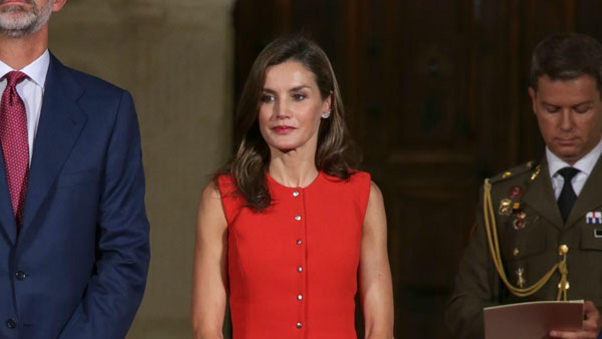 El look de Letizia Ortiz con conjunto rojo de Nina Ricci y zapatos nude