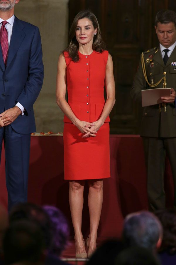 El look de Letizia Ortiz con conjunto rojo de Nina Ricci y zapatos nude