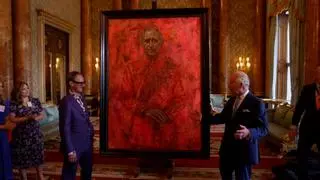 Así fue la reacción del rey Carlos III al ver su primer retrato oficial tras su coronación