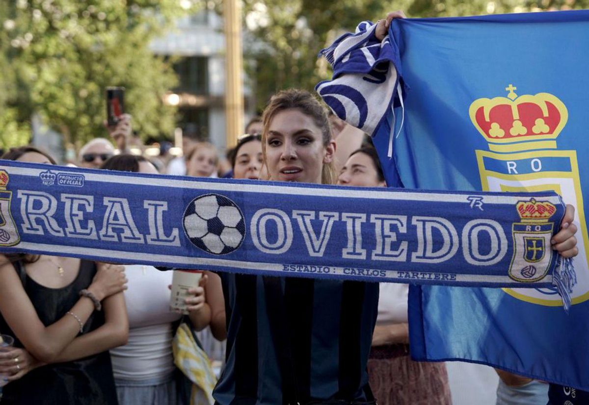 El oviedismo toma Madrid: "¡El año que viene a por el Bernabéu!"