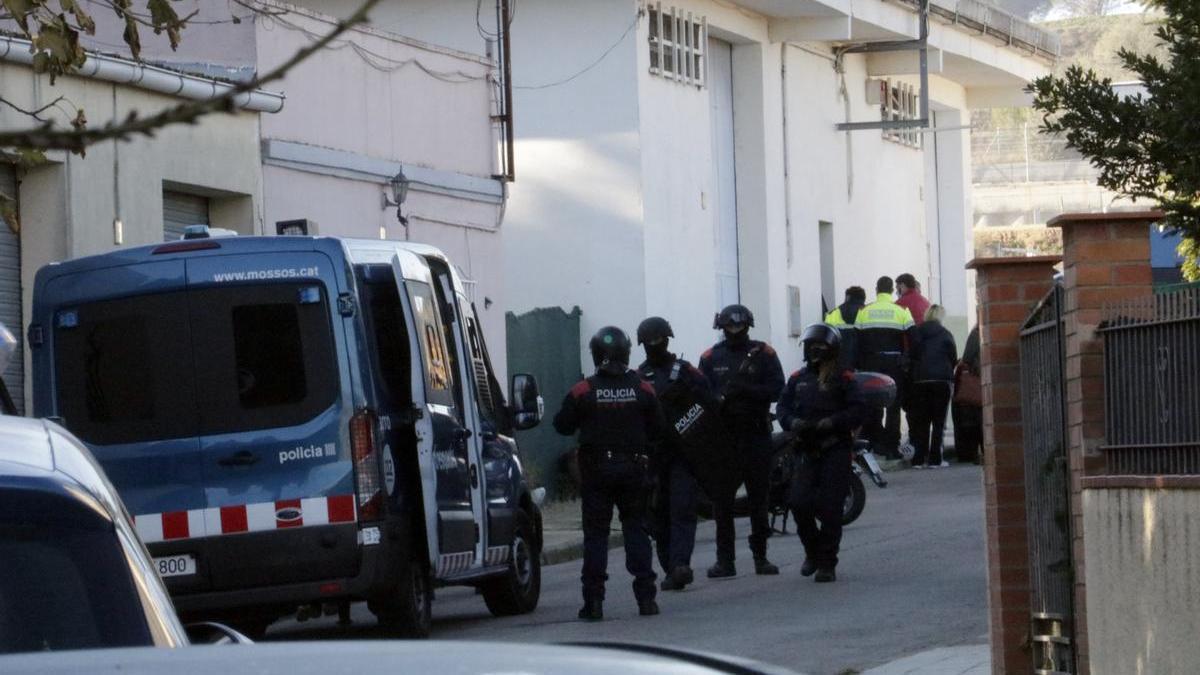 Els Mossos d&#039;Esquadra davant del taller que regentava la víctima del crim de Cabanelles i, al fons, un dels detinguts