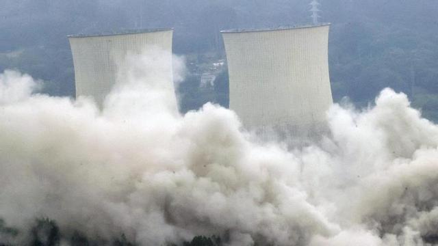 UN PUNTO Y APARTE EN FORMA DE VOLADURA. Gracias al efecto de 425 kilos de explosivos, las cuatro torres de refrigeración de la antigua central térmica de Endesa de As Pontes (La Coruña) fueron reducidas a escombros el pasado jueves. La voladura de las estructuras de hormigón, de 99 metros de altura, se produjo en dos tandas: primero cayeron dos (en la imagen superior ya están desaparecidas) y, catorce segundos después, las otras dos. La demolición sella definitivamente la actividad de Endesa en el municipio coruñés, activa desde 1976 hasta 2023, y simboliza el inicio de una nueva era industrial con proyectos como el de SAIC o Indra. |