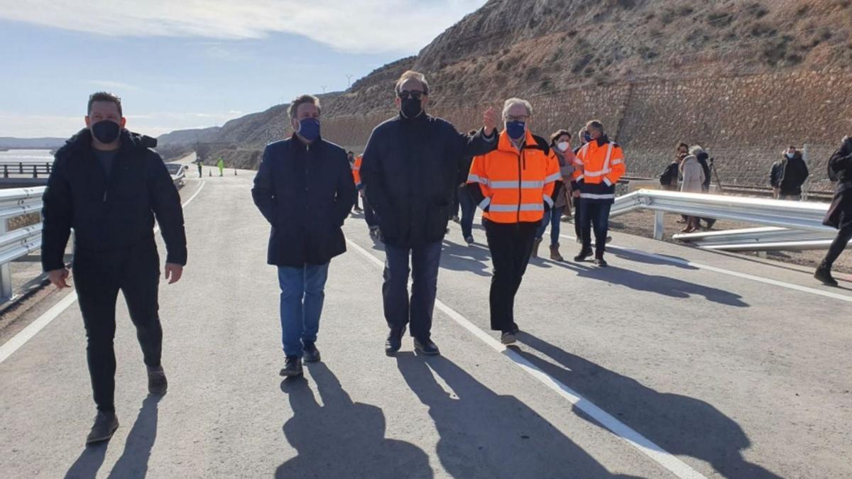 Los consejeros José Luis Soro y Carlos Pérez Anadón, en el centro, ayer durante la reapertura del puente de Quinto. | GOBIERNO DE ARAGÓN