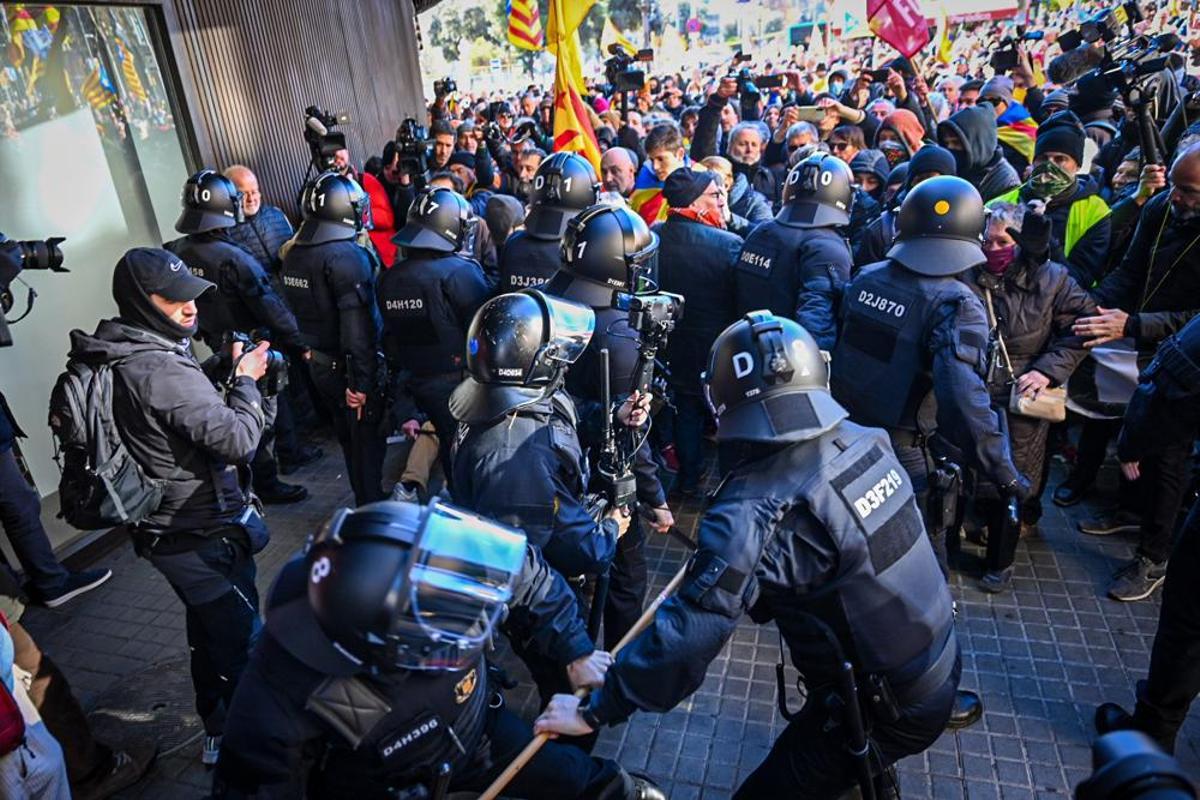 Enfrentamientos en la manifestación en contra de la celebración de la cumbre España-Francia en Barcelona