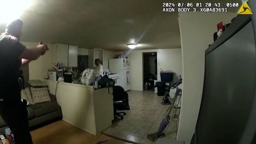 Una mujer afroamericana de 36 años es tiroteada en su casa de Illinois por la policía