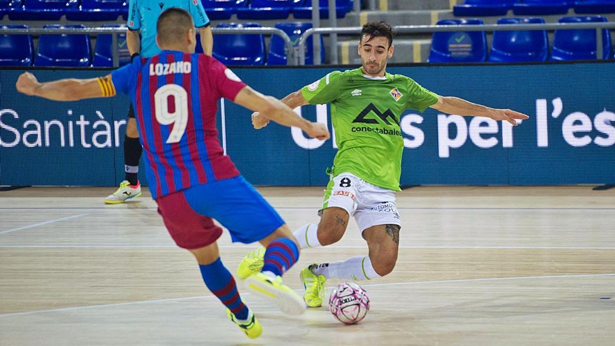 Eloy Rojas pelea por un balón ante Sergio Lozano, capitán del Barcelona.  | PALMA FUTSAL