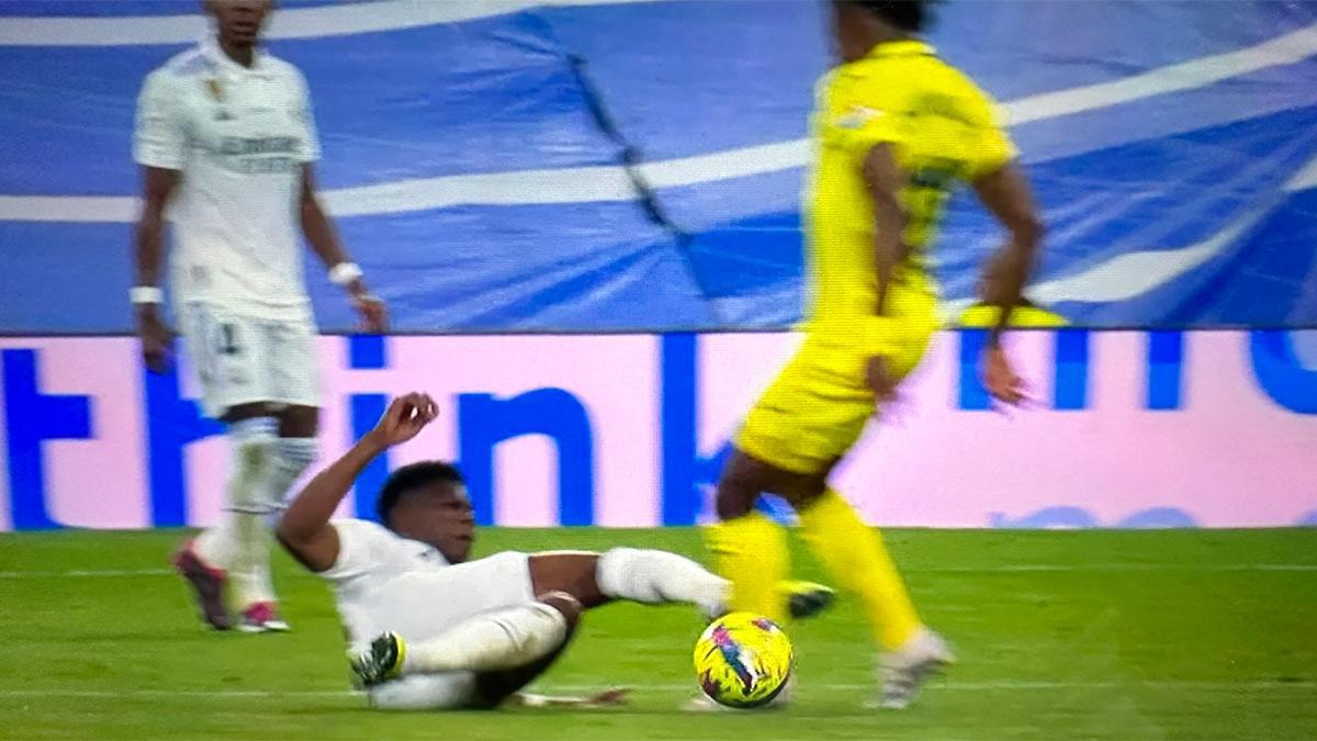 Real Madrid - Villarreal | La falta de Tchouameni a Chukwueze