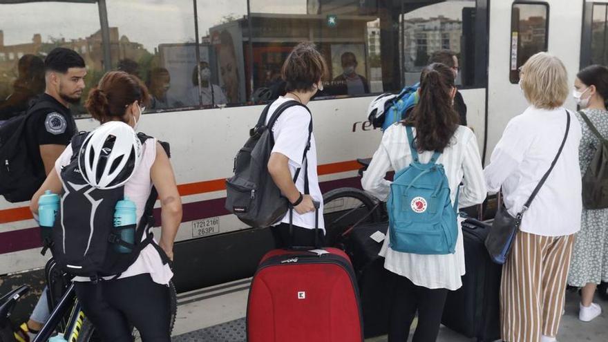 Usuaris gironins de Renfe: «Molt bé els abonaments gratuïts, però que arreglin els retards»