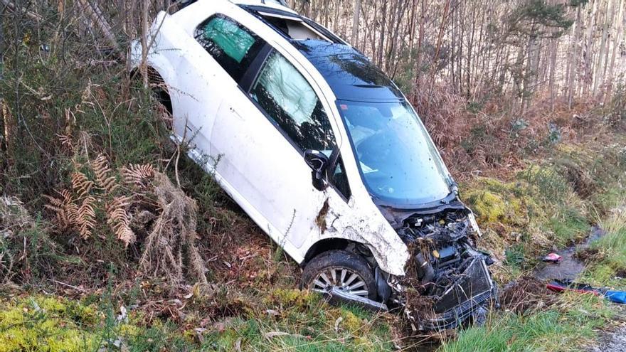 Vehículo accidentado tras salirse de la A-6, en Aranga.