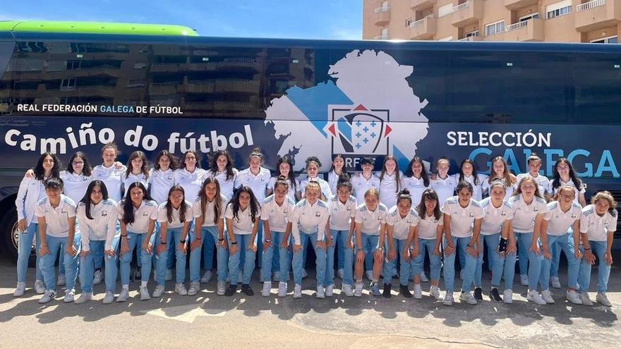 Las dos selecciones de fútbol femenino de Galicia, sub-15 y sub-17 que por primera vez en la historia disputarán la fase final del Campeonato de España de Autonomías.