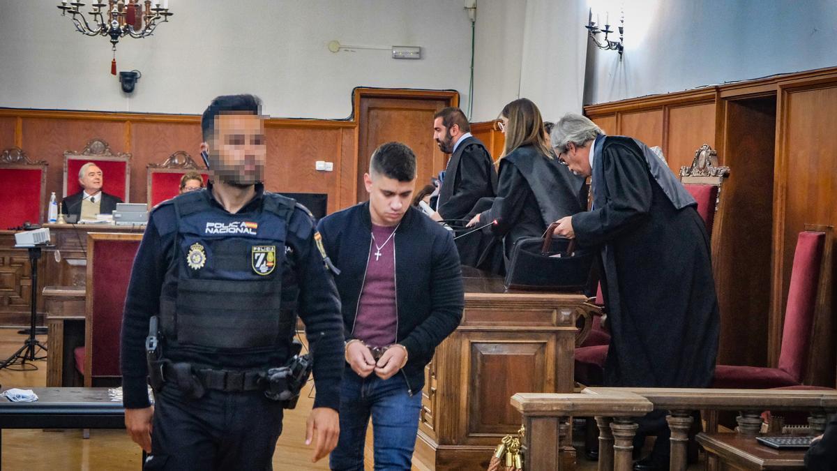 El condenado por el crimen del bar JM sale de la Audiencia de Badajoz escoltado por un policía tras escuchar el veredicto del jurado el pasado martes.