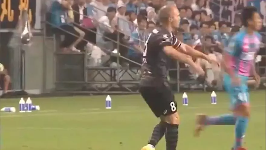 ?Cmo disfrutan en Japn del ftbol de Iniesta! Volea al primer toque al nivel de muy pocos futbolistas