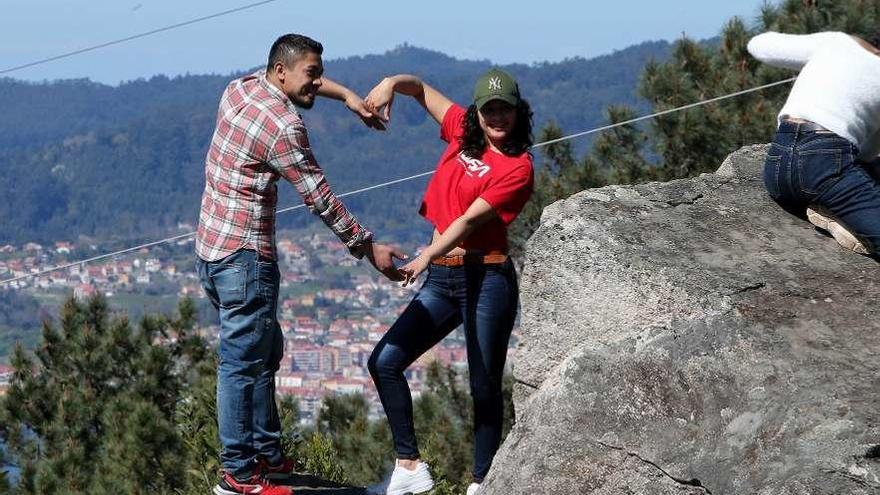 Tres jóvenes pasan un día feliz en el monte.