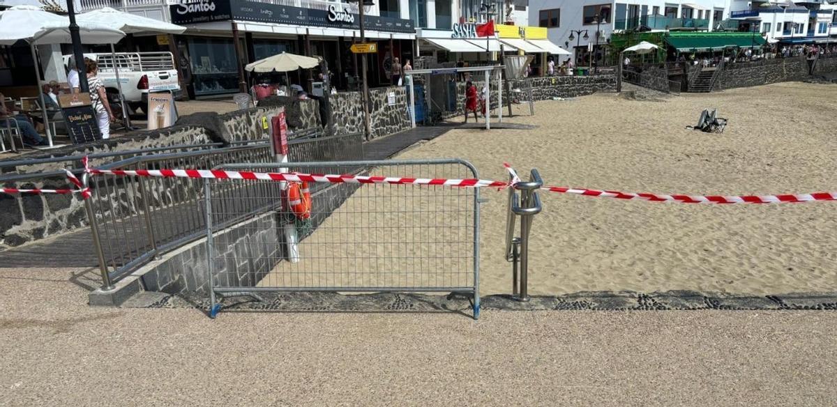 Yaiza prohíbe el baño en la playa del pueblo de Playa Blanca (en la imagen, en una foto de archivo) por contaminación por aguas residuales