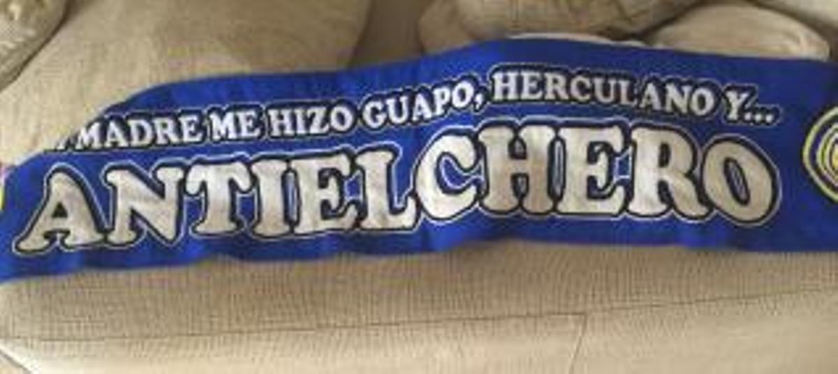 Echávarri incendia la red al exhibir una bufanda en contra del Elche
