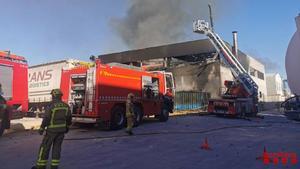 Quatre ferits en un incendi en una empresa de reciclatge de dissolvents del Baix Penedès