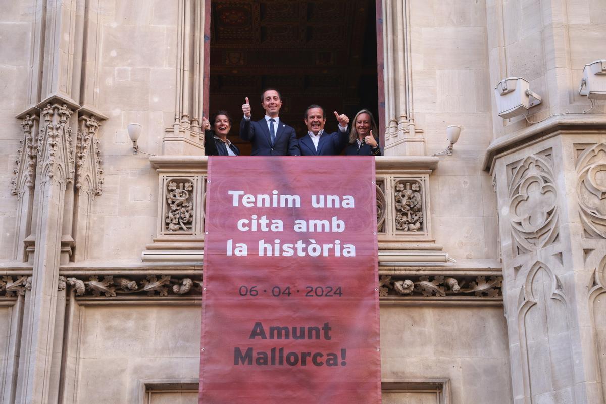 En el Consell se han colgado dos carteles en sendos balcones animando al RCD Mallorca