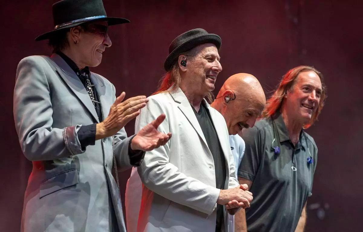 Belew, Tony Levin, Steve Vai y Danny Carey.
