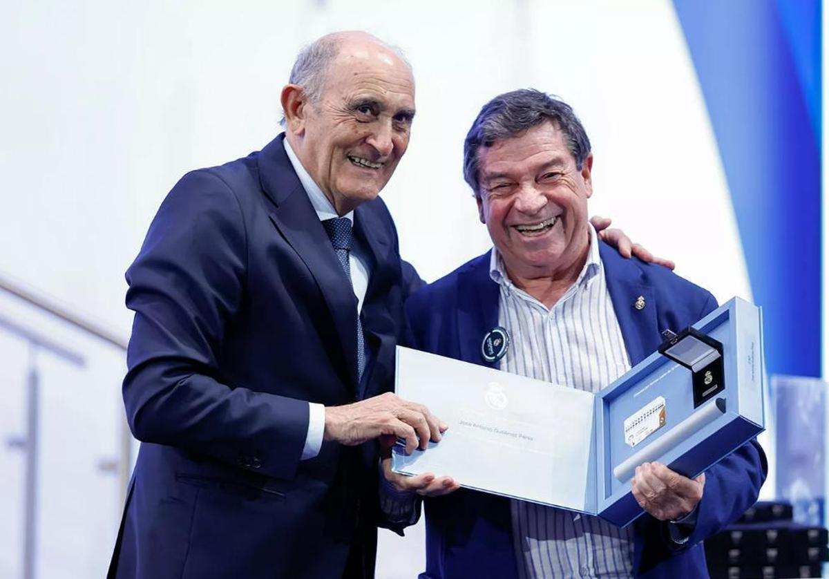 El Real Madrid entrega las insignias de oro y brillantes y de oro.