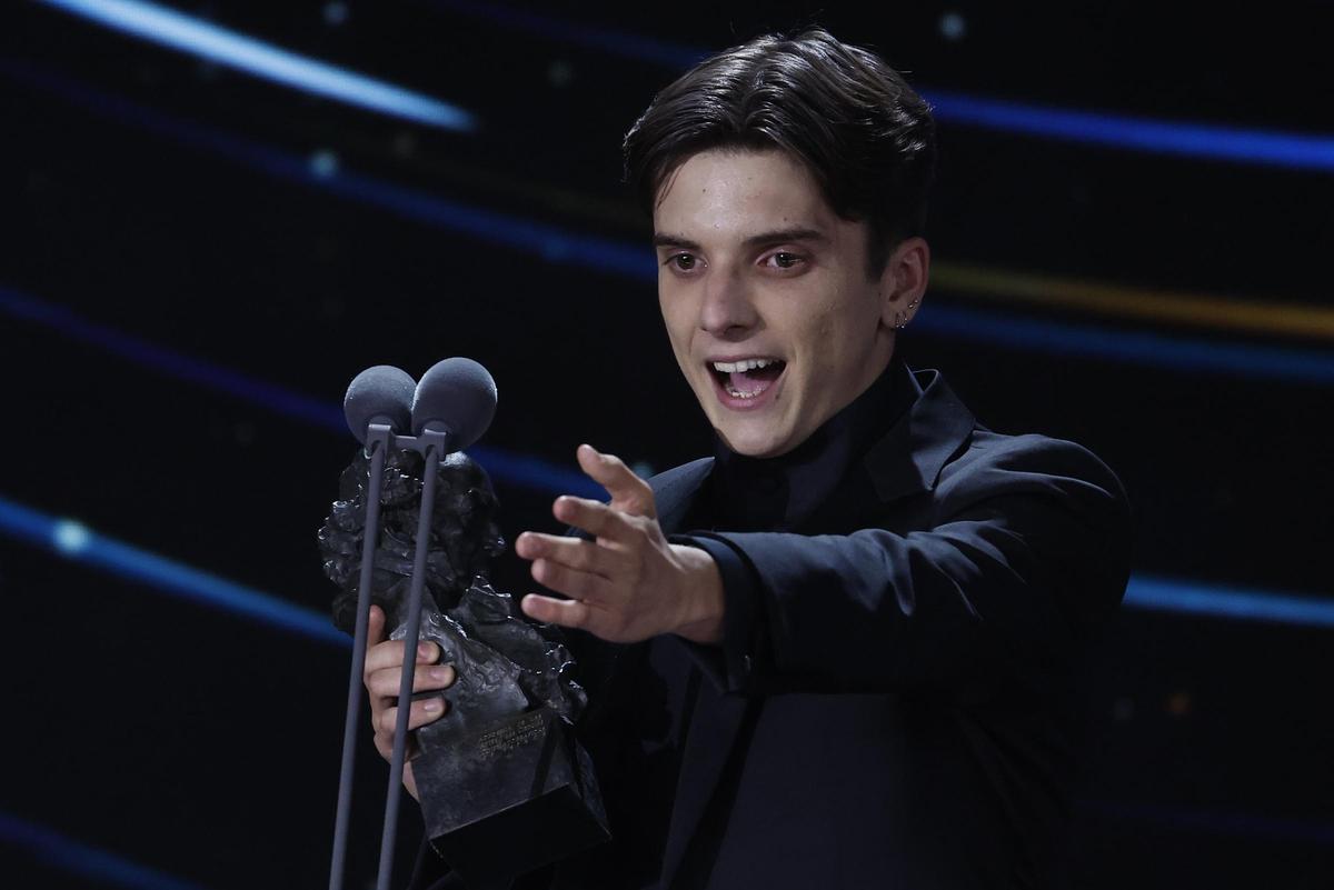 El actor argentino Matias Recalt tras recibir el Goya a ´Mejor actor revelación´ por su trabajo en ´La sociedad de la nieve´