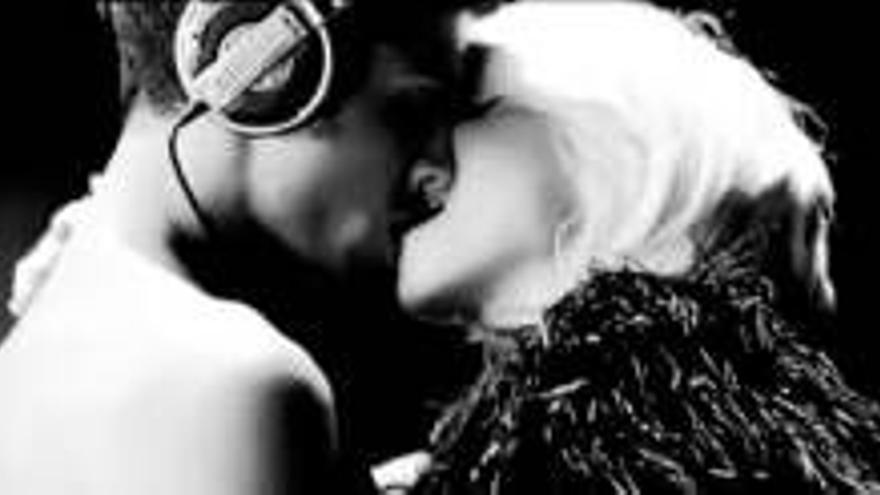 Madonna explota la pasión por su novio en un vídeo