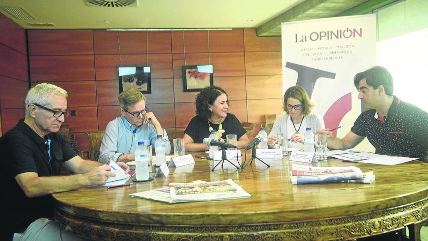 Un momento de la mesa de expertos en la sede de LA OPINIÓN, que estuvo moderada por Ana García, redactora de Salud del diario.
