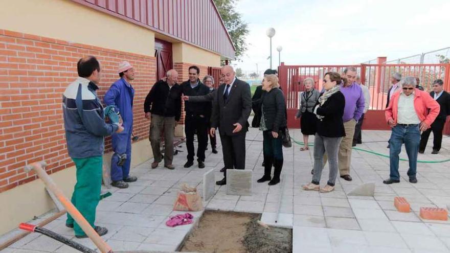 El subdelegado junto a los alcaldes conoce las obras que se realizan en la piscina de Fuentelapeña.