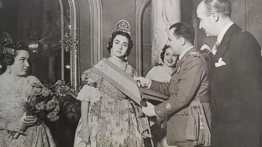 Primera imposición celebrada en el Salón de Cristal: Amparo Garrigues, en 1945 (&quot;Falleras Mayores de València&quot; / Ayto Vlc)