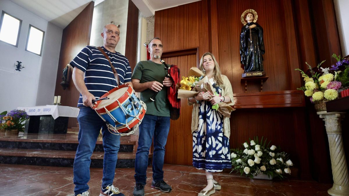 Por la izquierda Alejandro Arnizo, Ramón Arnizo y Ángela González, reina de las fiestas, antes de la ceremonia