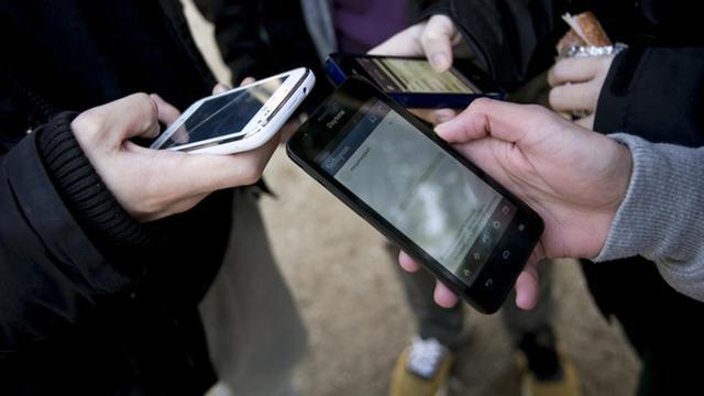 Usuarios utilizando los teléfonos móviles