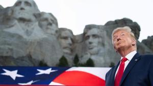 Donald Trump en el memorial a los presidentes de EEUU de Mount Rushmore