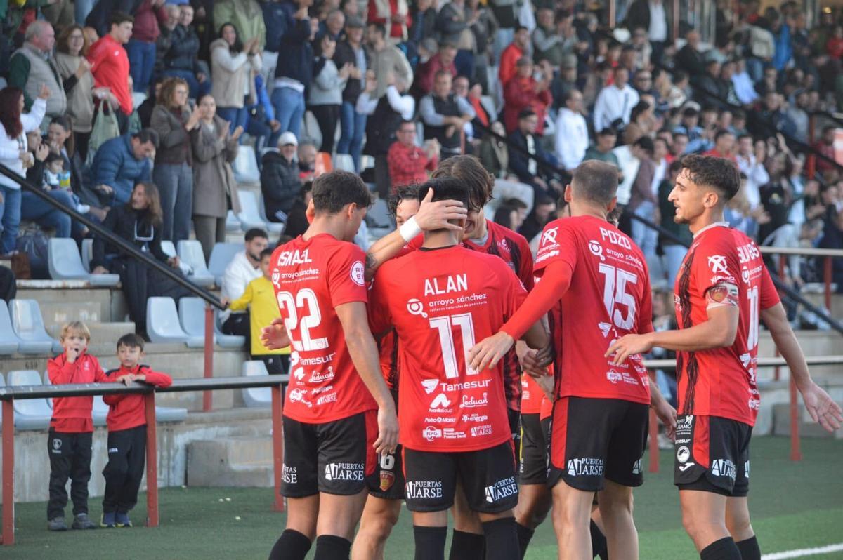 Los jugadores del Salerm celebran uno de sus goles en el Polinario.