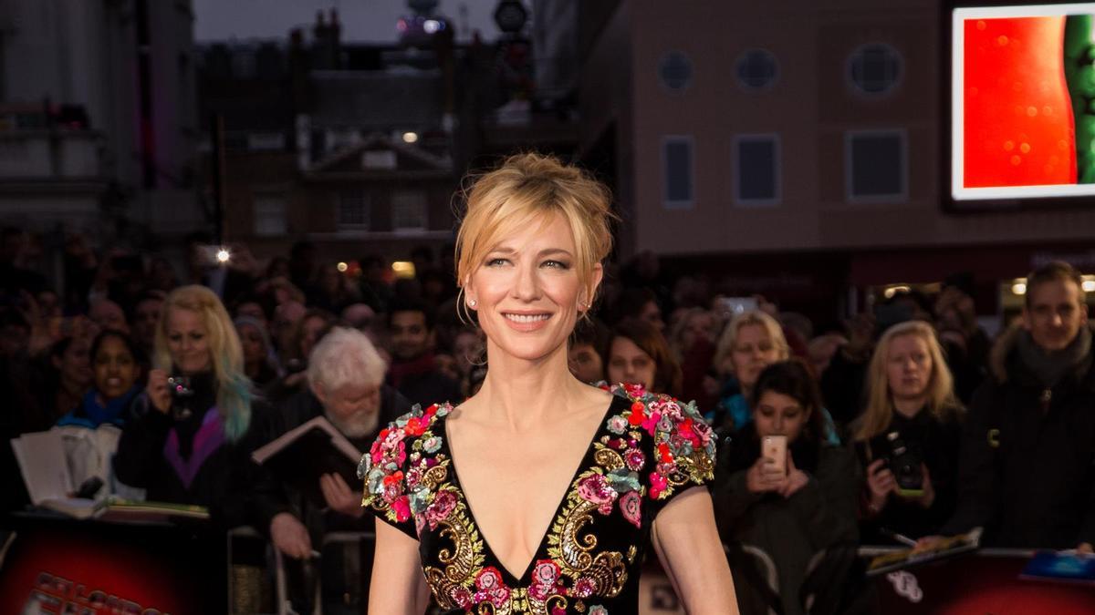 Cate Blanchett con vestido de Schiaparelli en Londres