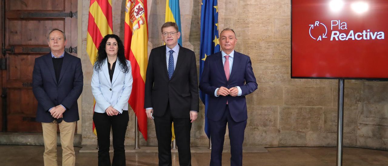 Ismael Sáez (UGT), Ana García (CC OO), y Salvador Navarro (CEV), con el presidente de la Generalitat, Ximo Puig.