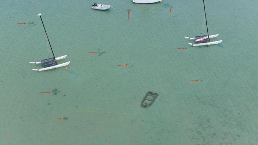 Señalados con flechas, nuevos muertos en s’Estany des Peix junto a una lancha hundida.