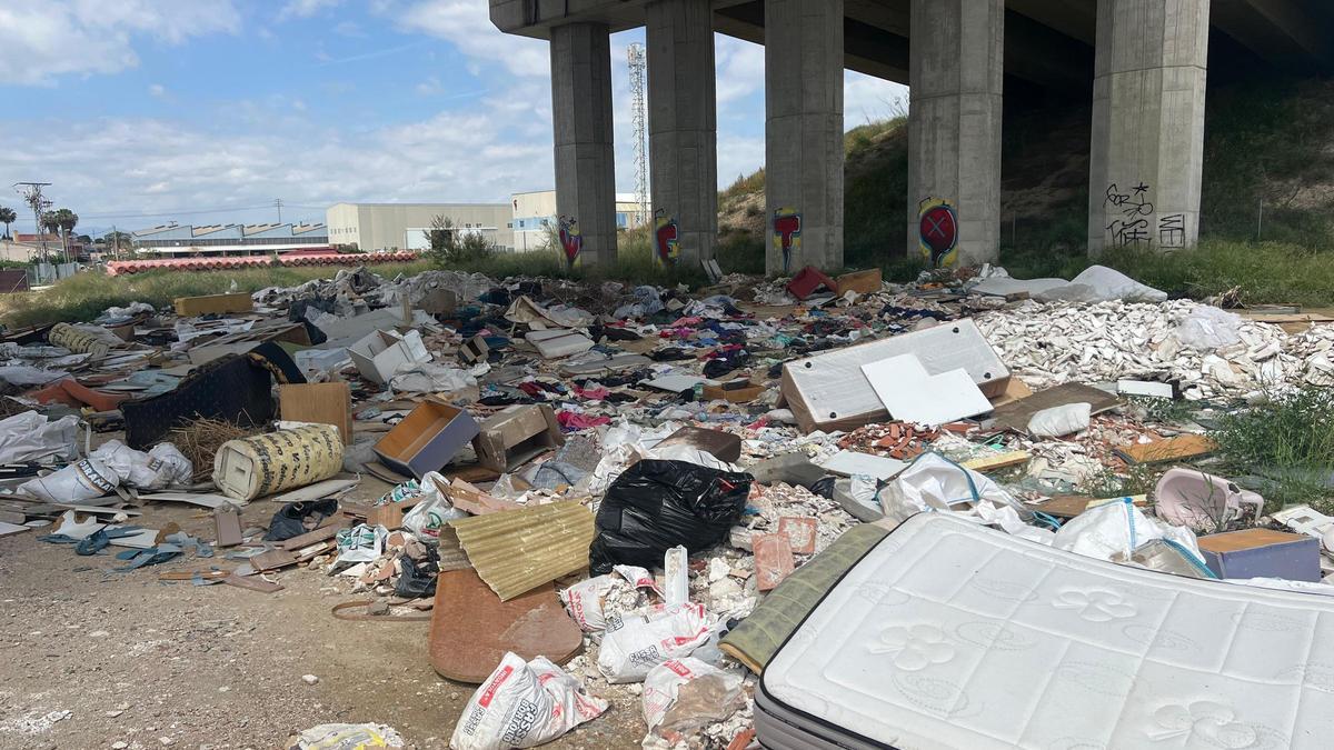 Acumulación de escombros en el margen izquierdo del Reguerón, a la altura de la avenida de Levante.