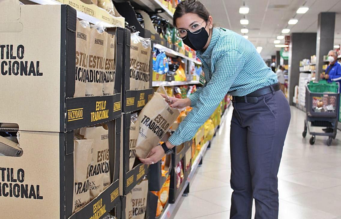 Bolsas de patatas en el establecimiento de Mercadona de Pozoblanco.