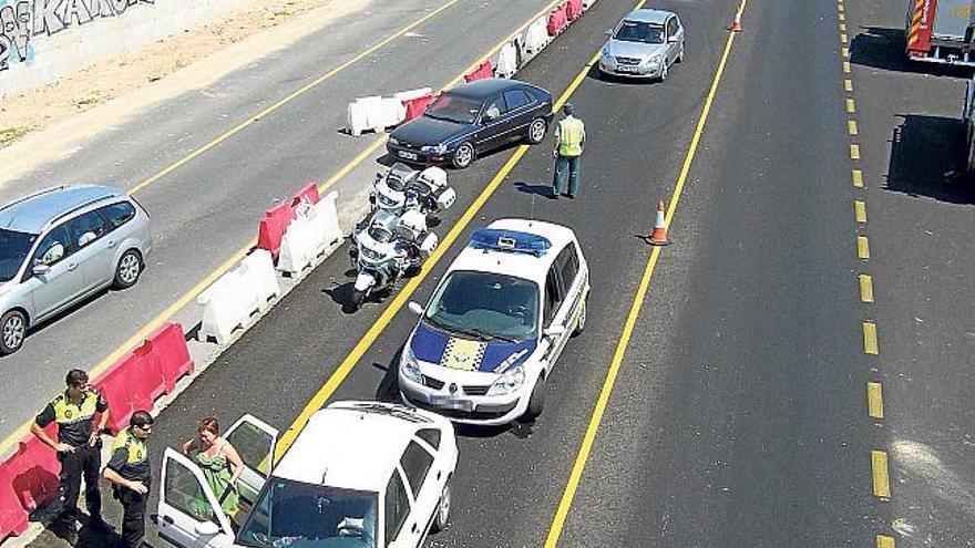 Un accidente en la N-332 a la altura de El Moncaio provocó colas de más de una hora. A la derecha, coches en dirección a Torrevieja desde Guardamar y a la inversa.