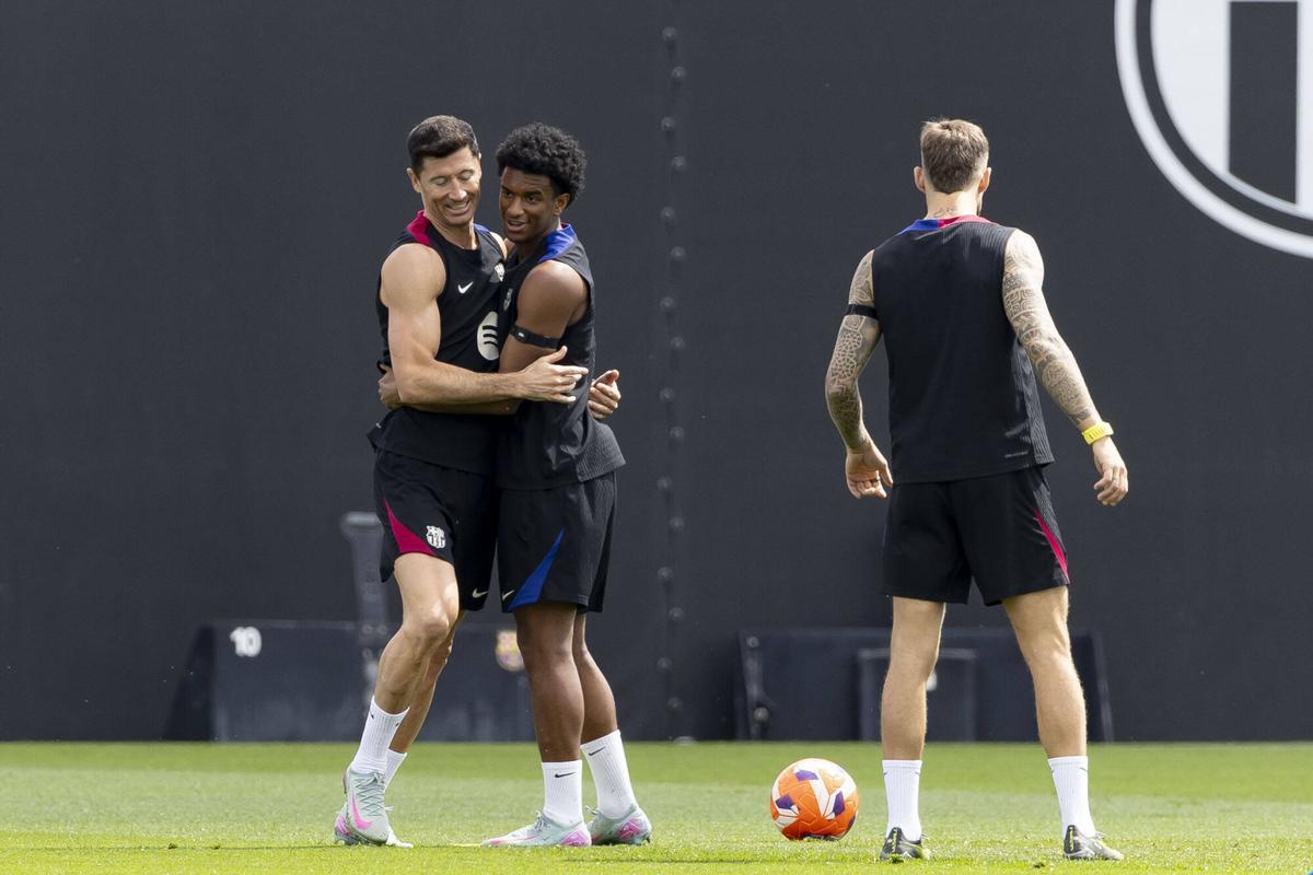 Lewandowski y Bale abrazados, con Iñigo de espaldas.