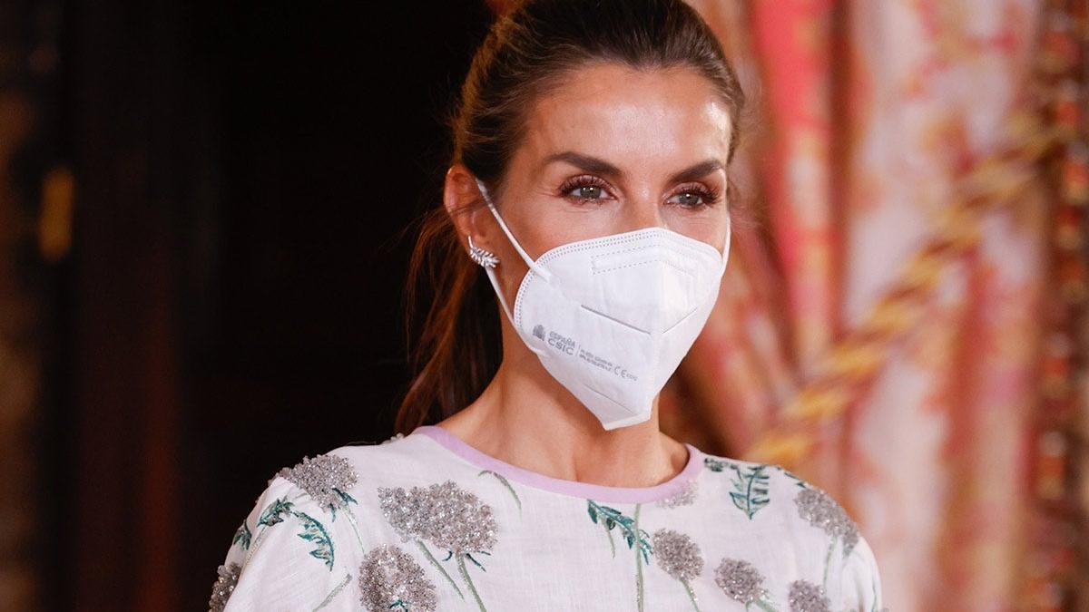 Primer plano de la reina Letizia con mascarilla y vestido de la reina Sofia