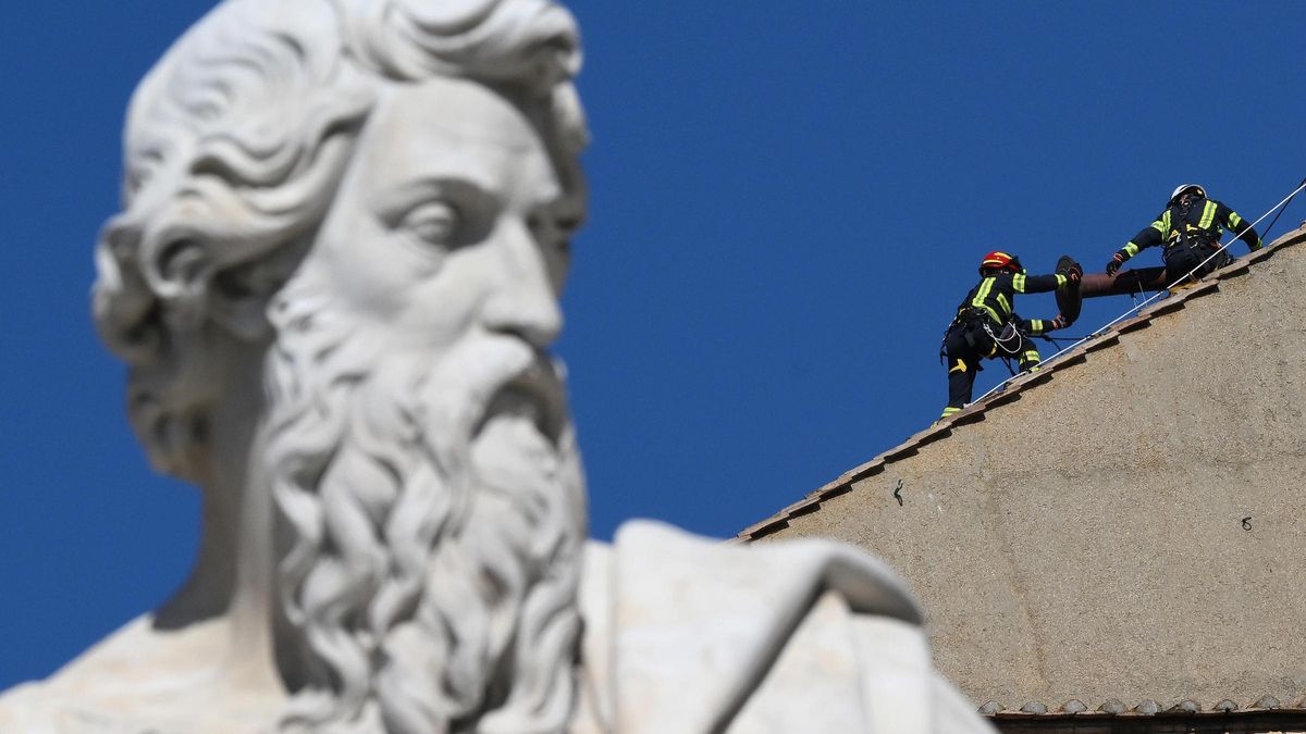 Se instala la chimenea en la Capilla Sixtina para el cónclave.