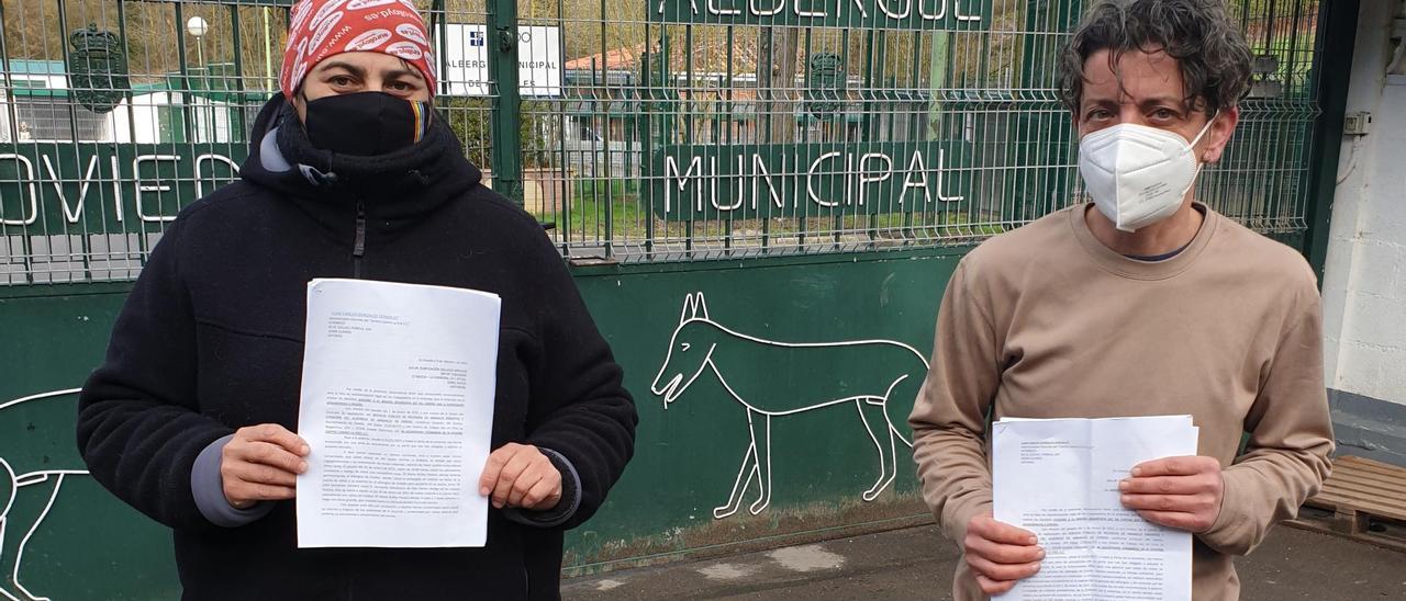 Por la izquierda, Puri Gallego y María Núñez con la carta despedida en el albergue de animales.