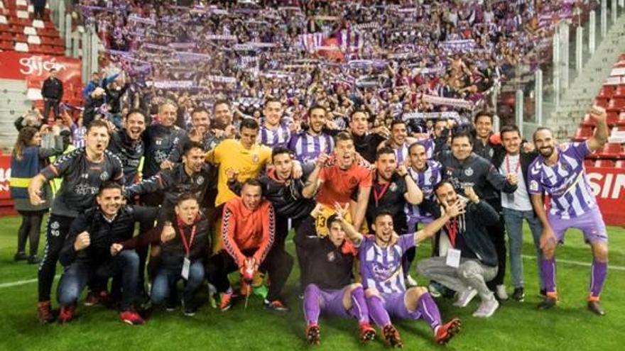 La plantilla del Valladolid, amb la seva afició, després de guanyar a El Molinón i classificar-se.