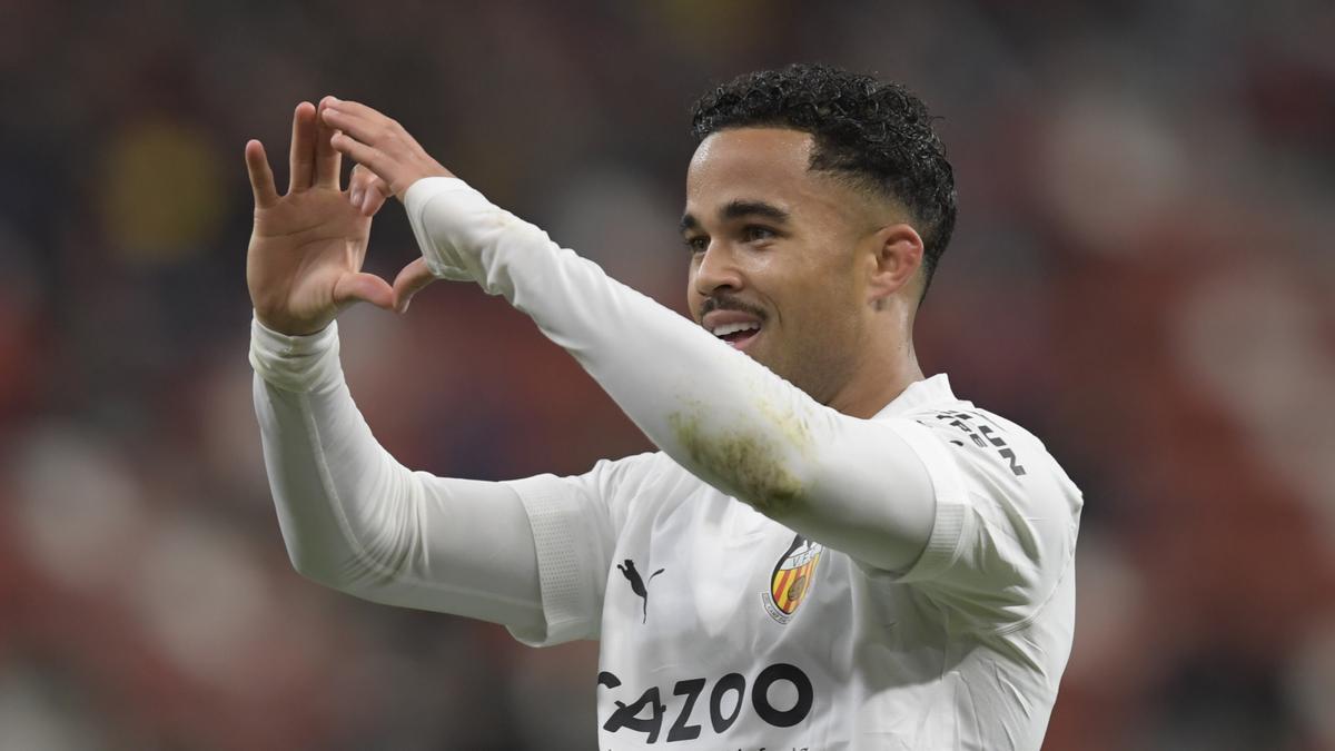 Justin Kluivert durante el partido en Gijón